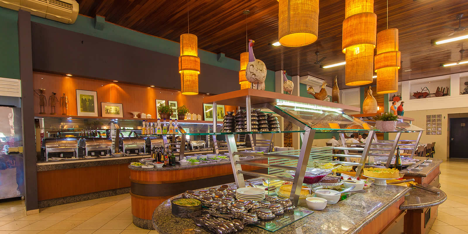 Amplo Buffet com mais de 80 pratos...